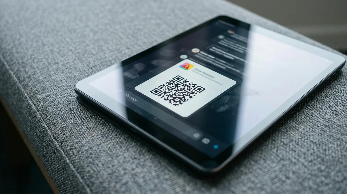 Táblagépen megnyitott csevegés egy QR-kódot tartalmazó üzenettel.